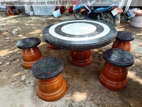  Bàn ghế đá tròn mặt đen trắng